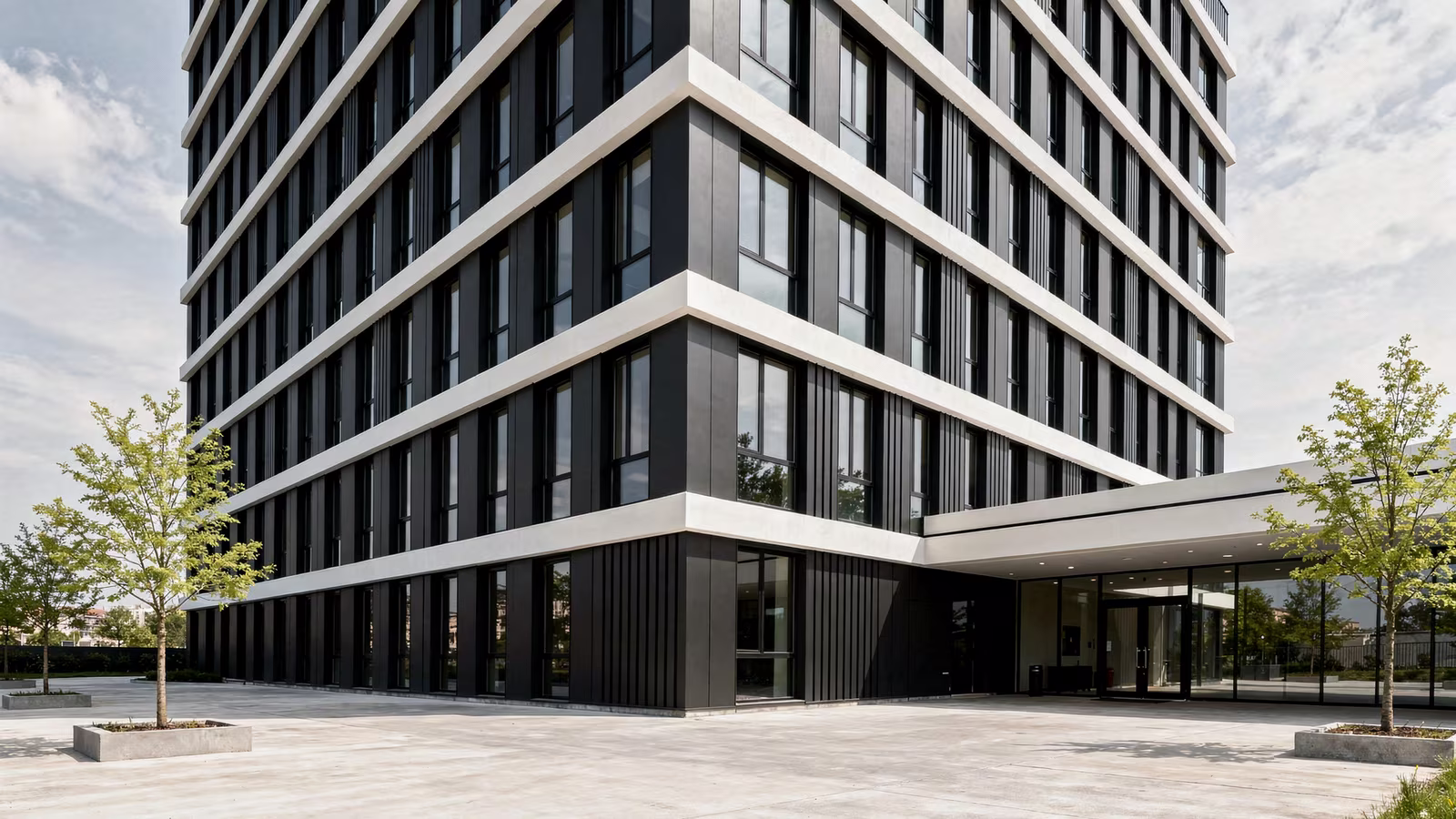 Gewerbebau mit dunkler, geschlossener Fassade